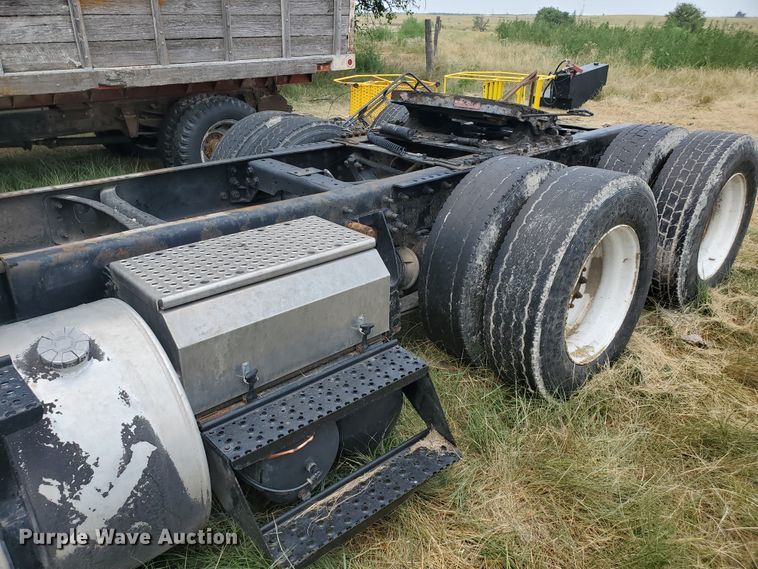 image for item IX9960 2007 International 8600  semi truck