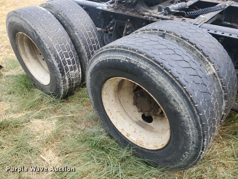 image for item IX9960 2007 International 8600  semi truck