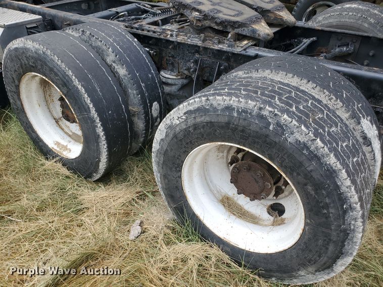 image for item IX9960 2007 International 8600  semi truck