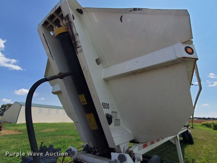 image for item IX9978 2016 Manac 46238AA00  end dump trailer