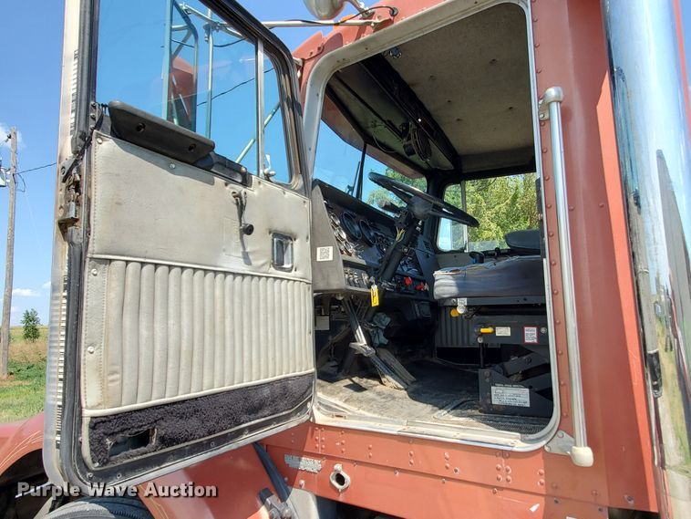 image for item IX9979 1990 Kenworth T800  semi truck