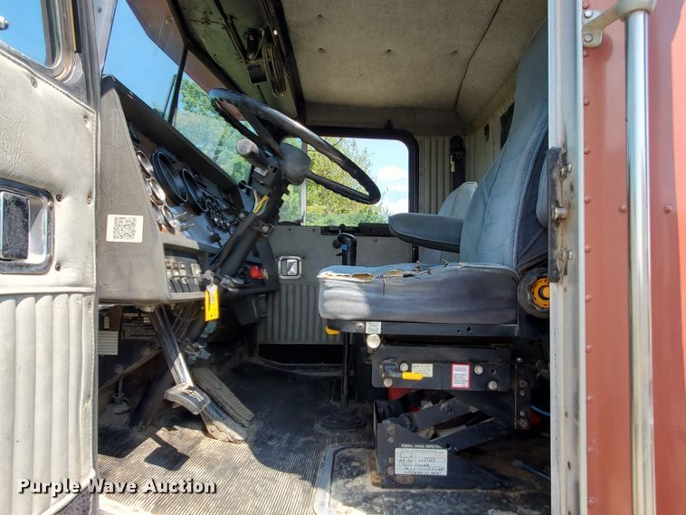 image for item IX9979 1990 Kenworth T800  semi truck