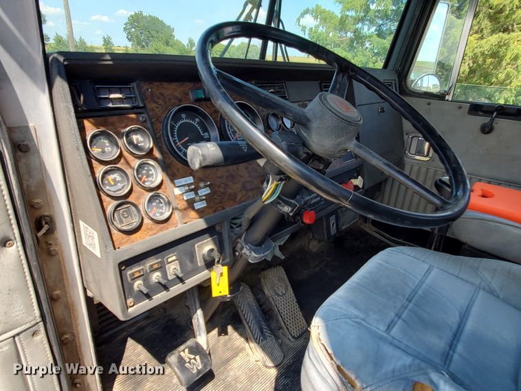 image for item IX9979 1990 Kenworth T800  semi truck