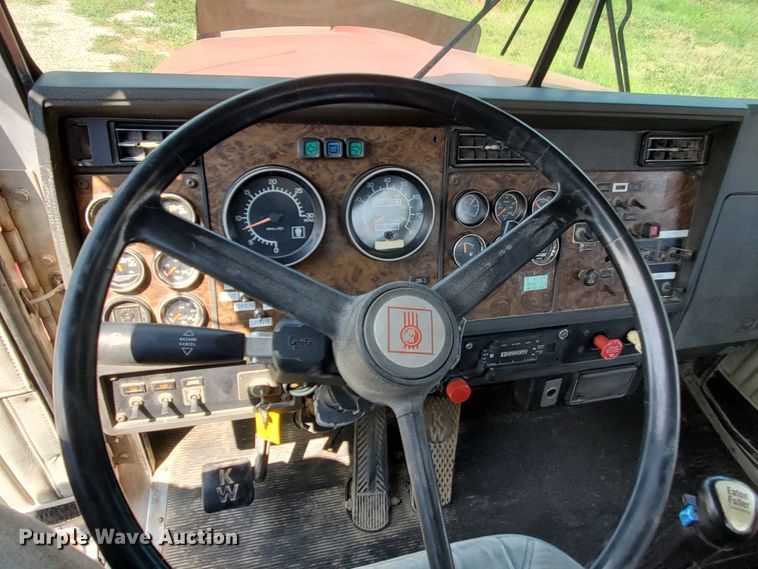 image for item IX9979 1990 Kenworth T800  semi truck