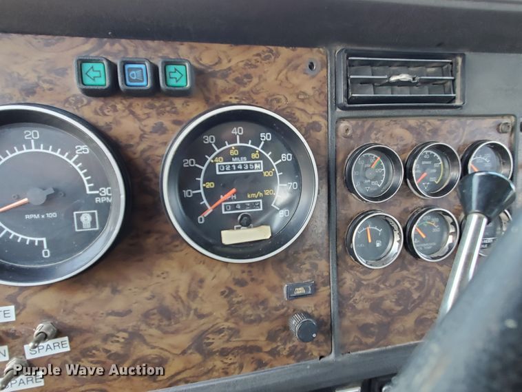 image for item IX9979 1990 Kenworth T800  semi truck