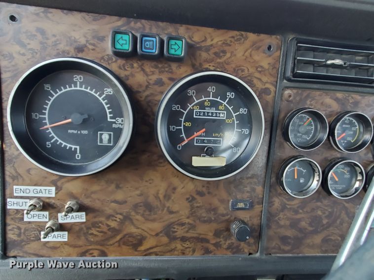 image for item IX9979 1990 Kenworth T800  semi truck