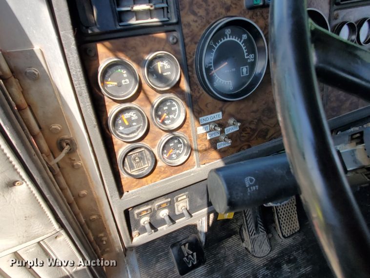 image for item IX9979 1990 Kenworth T800  semi truck