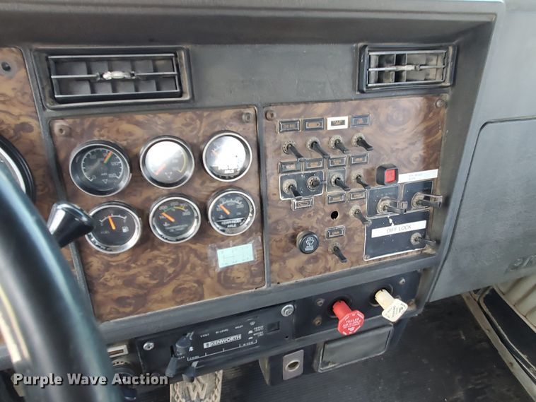 image for item IX9979 1990 Kenworth T800  semi truck