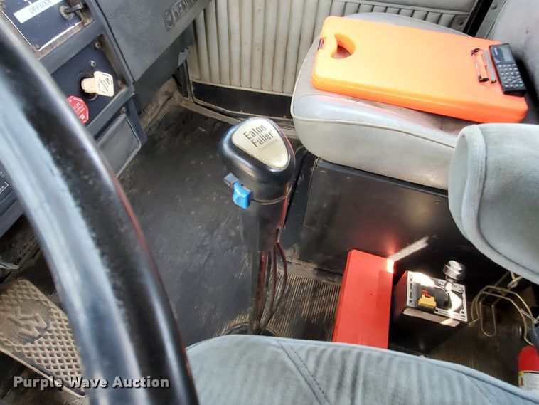 image for item IX9979 1990 Kenworth T800  semi truck