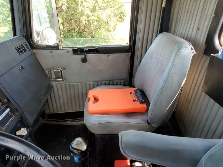 image for item IX9979 1990 Kenworth T800  semi truck