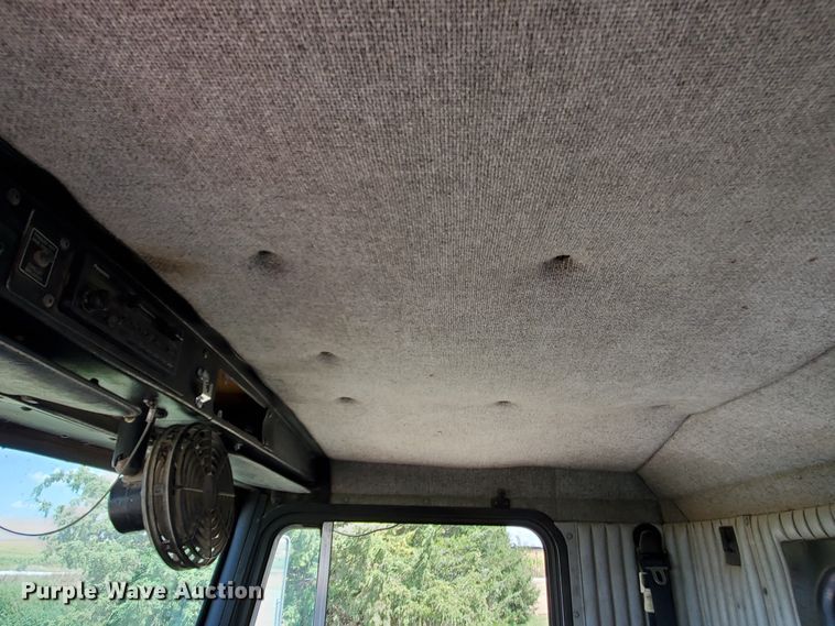 image for item IX9979 1990 Kenworth T800  semi truck