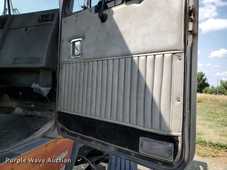 image for item IX9979 1990 Kenworth T800  semi truck