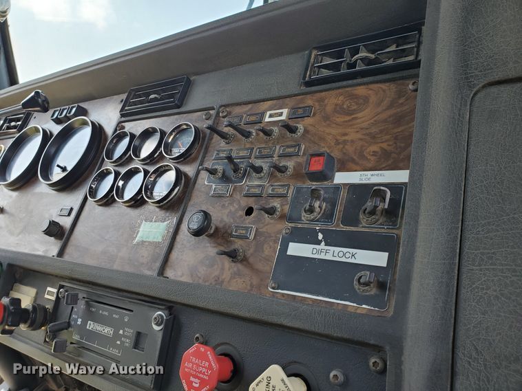 image for item IX9979 1990 Kenworth T800  semi truck