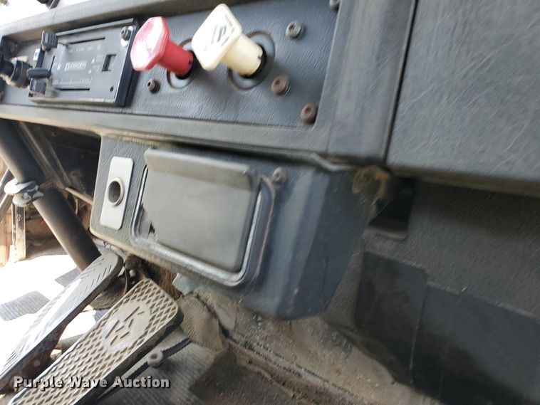 image for item IX9979 1990 Kenworth T800  semi truck