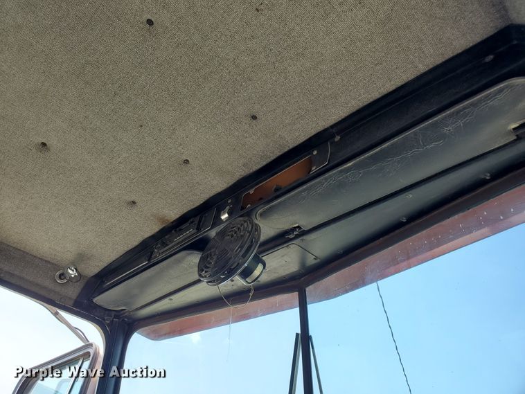 image for item IX9979 1990 Kenworth T800  semi truck