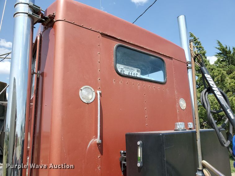 image for item IX9979 1990 Kenworth T800  semi truck