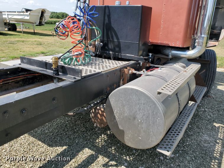 image for item IX9979 1990 Kenworth T800  semi truck