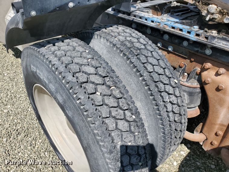 image for item IX9979 1990 Kenworth T800  semi truck