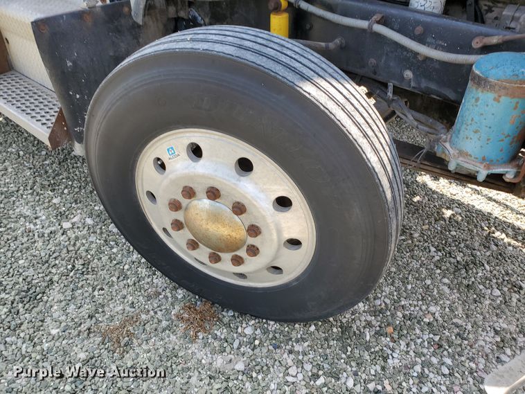 image for item IX9979 1990 Kenworth T800  semi truck