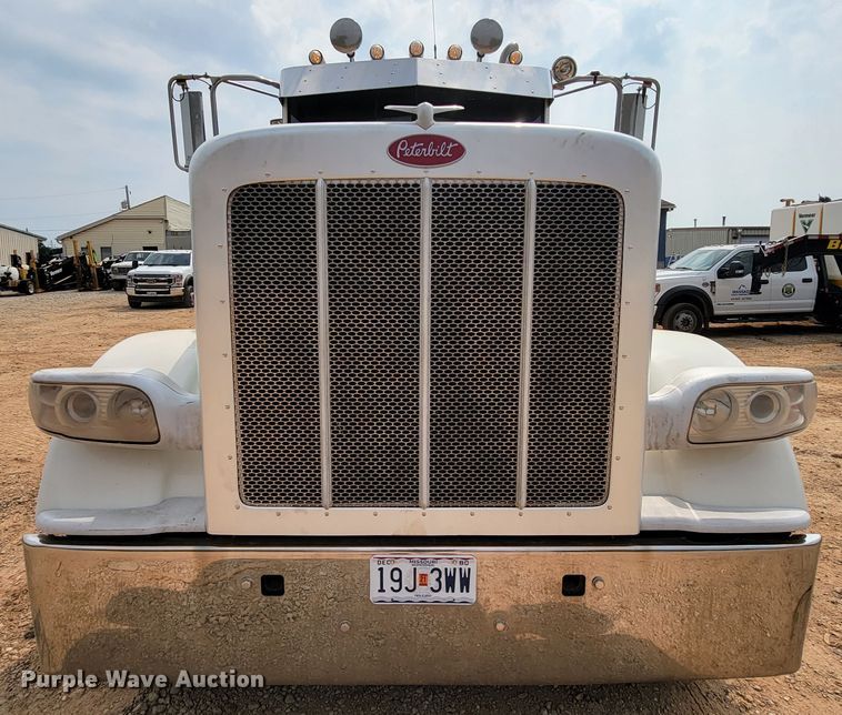 image for item KD9407 2012 Peterbilt 388  semi truck