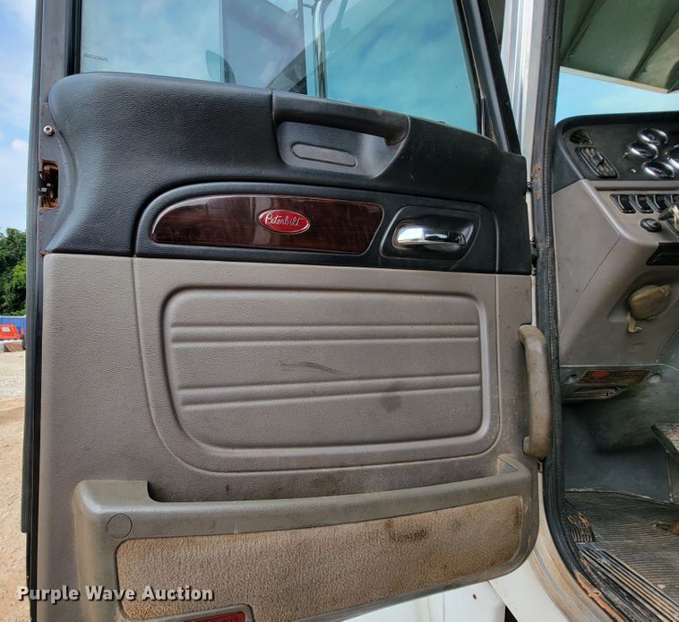 image for item KD9407 2012 Peterbilt 388  semi truck