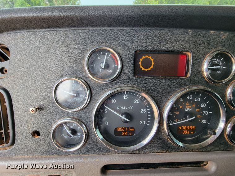 image for item KD9407 2012 Peterbilt 388  semi truck