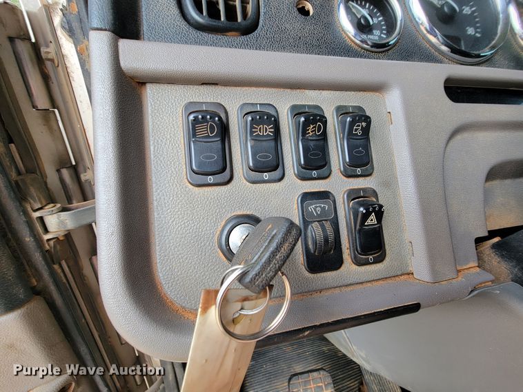 image for item KD9407 2012 Peterbilt 388  semi truck