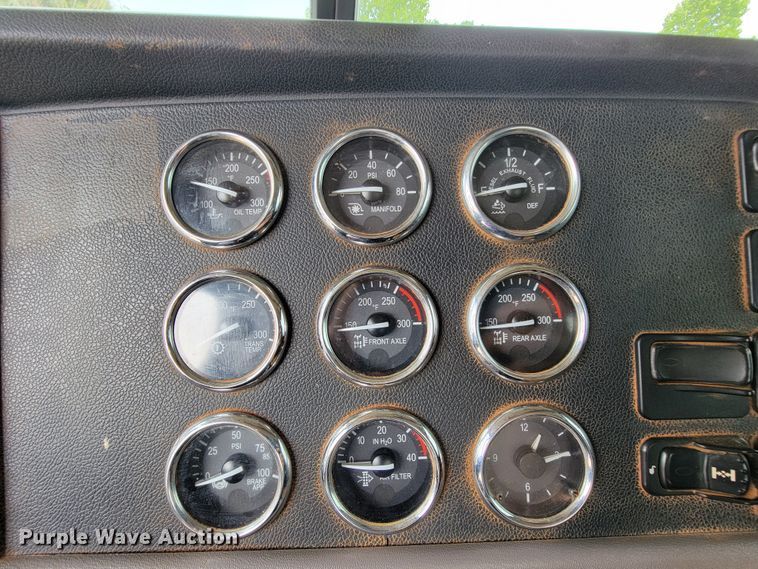 image for item KD9407 2012 Peterbilt 388  semi truck