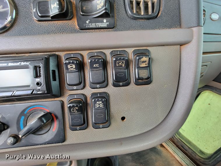 image for item KD9407 2012 Peterbilt 388  semi truck