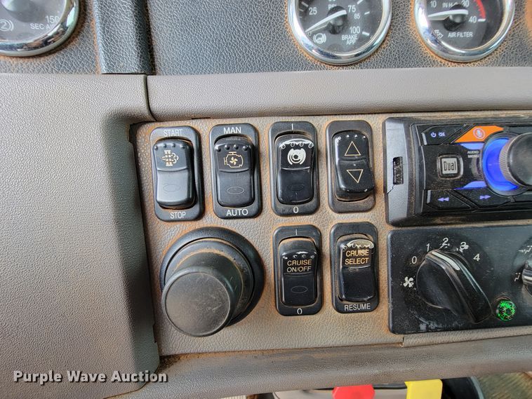 image for item KD9407 2012 Peterbilt 388  semi truck