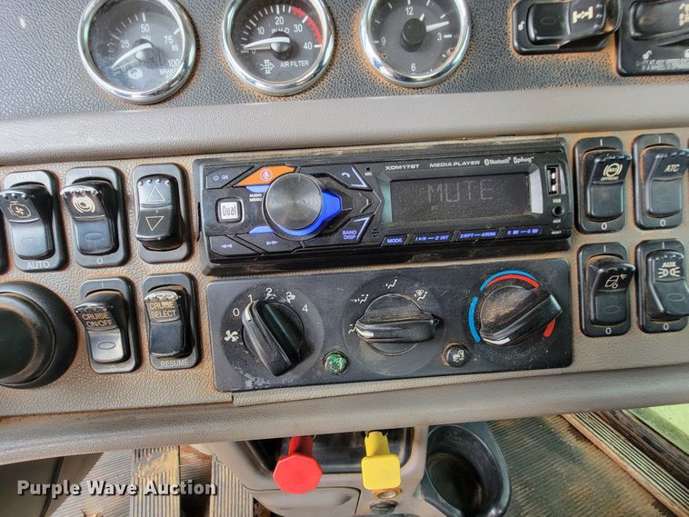 image for item KD9407 2012 Peterbilt 388  semi truck