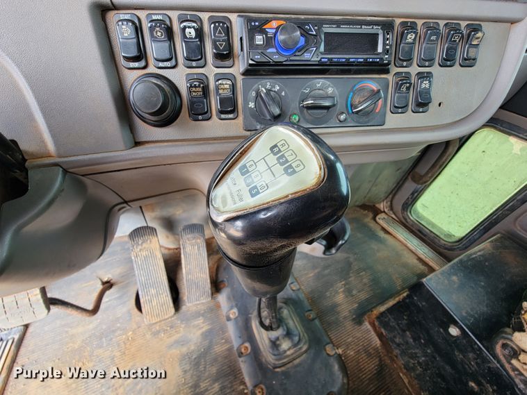 image for item KD9407 2012 Peterbilt 388  semi truck