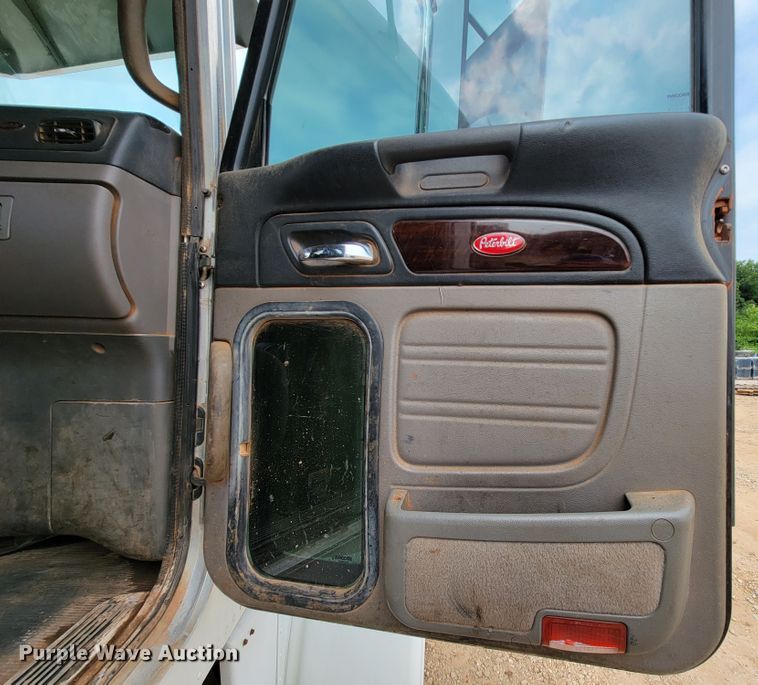 image for item KD9407 2012 Peterbilt 388  semi truck