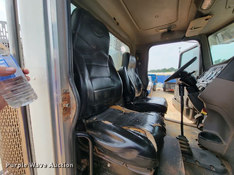 image for item KD9407 2012 Peterbilt 388  semi truck