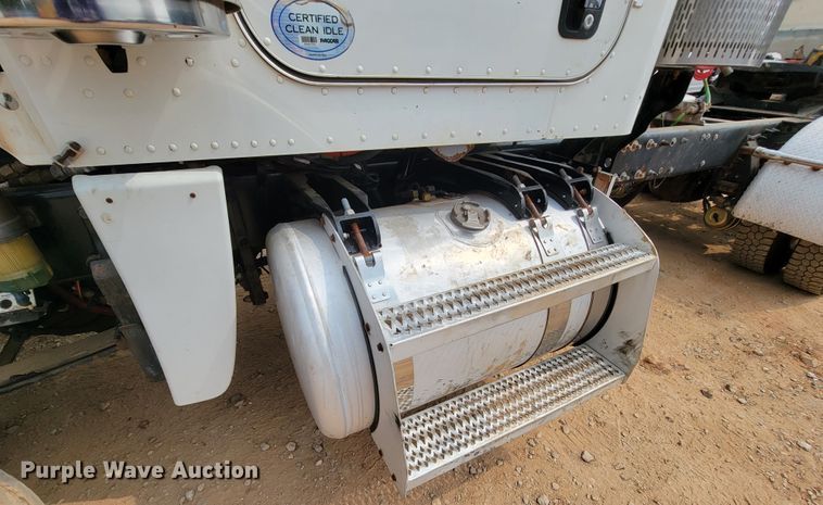 image for item KD9407 2012 Peterbilt 388  semi truck