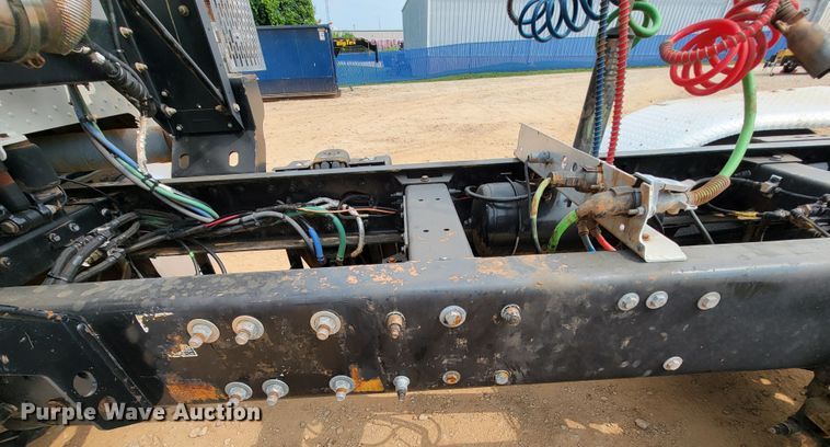 image for item KD9407 2012 Peterbilt 388  semi truck