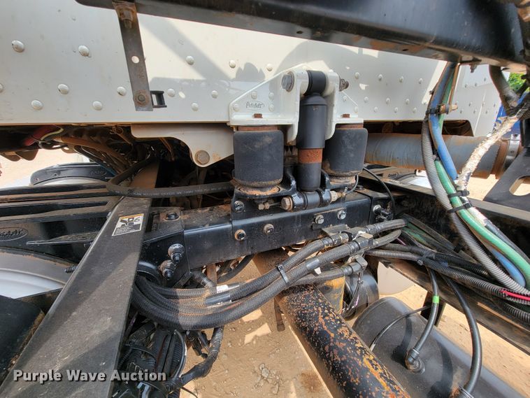 image for item KD9407 2012 Peterbilt 388  semi truck