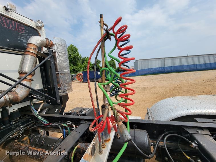 image for item KD9407 2012 Peterbilt 388  semi truck