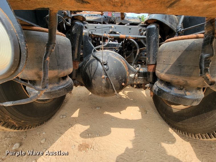 image for item KD9407 2012 Peterbilt 388  semi truck