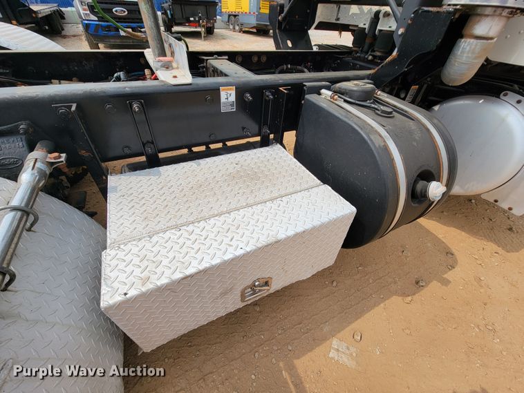 image for item KD9407 2012 Peterbilt 388  semi truck