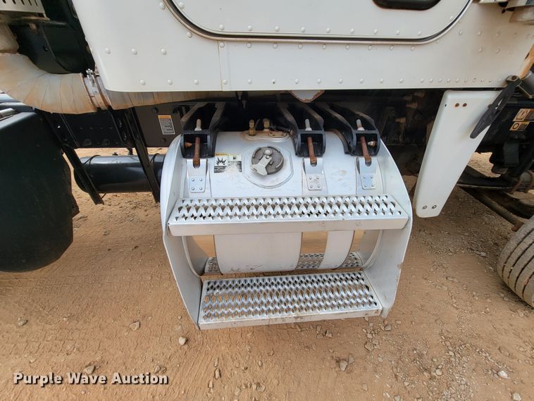 image for item KD9407 2012 Peterbilt 388  semi truck