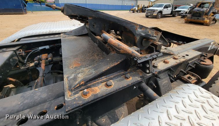 image for item KD9407 2012 Peterbilt 388  semi truck