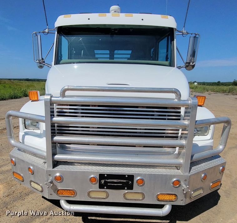 image for item KD9427 2000 Freightliner FL60  flatbed truck