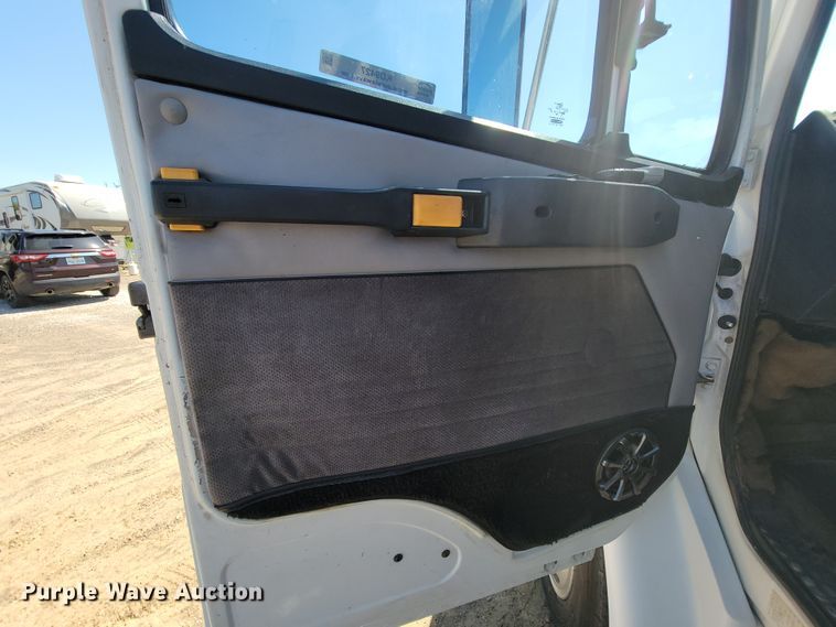 image for item KD9427 2000 Freightliner FL60  flatbed truck