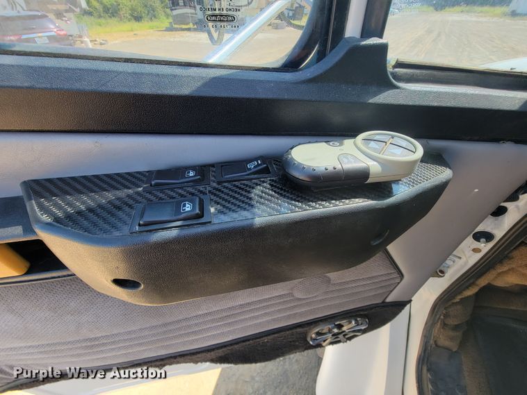 image for item KD9427 2000 Freightliner FL60  flatbed truck