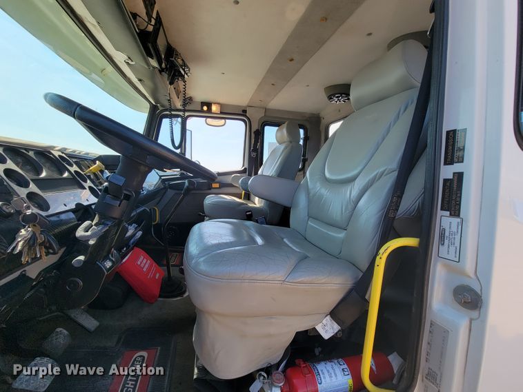 image for item KD9427 2000 Freightliner FL60  flatbed truck