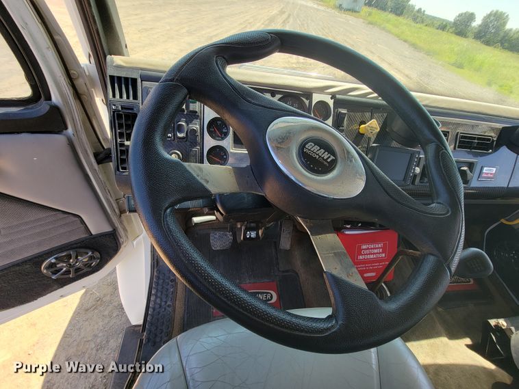 image for item KD9427 2000 Freightliner FL60  flatbed truck