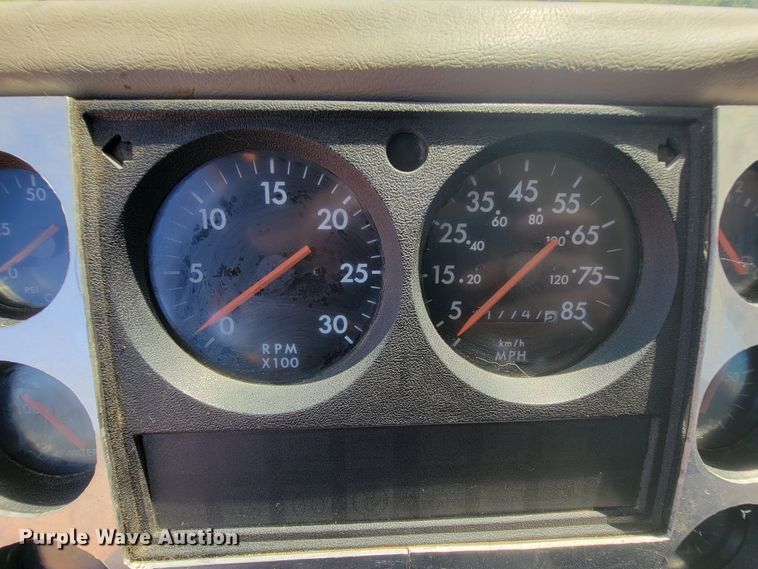 image for item KD9427 2000 Freightliner FL60  flatbed truck