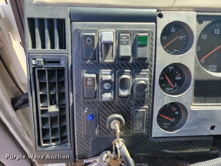 image for item KD9427 2000 Freightliner FL60  flatbed truck