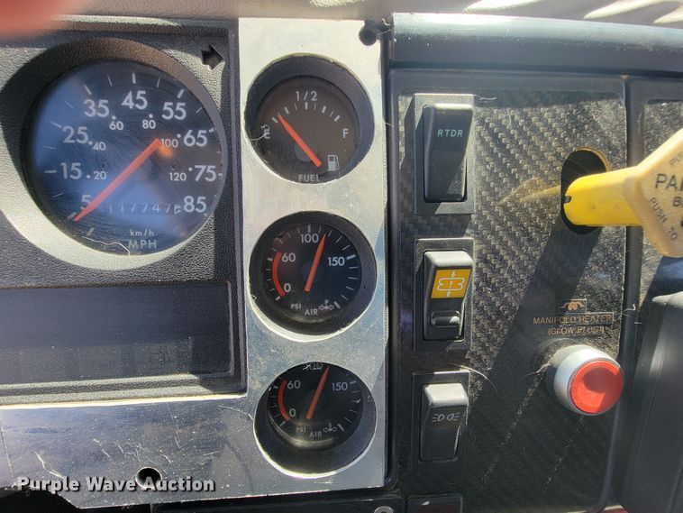 image for item KD9427 2000 Freightliner FL60  flatbed truck